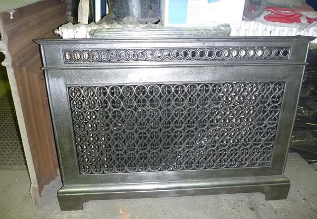 metallicheskiy ekran na radiator otopleniya